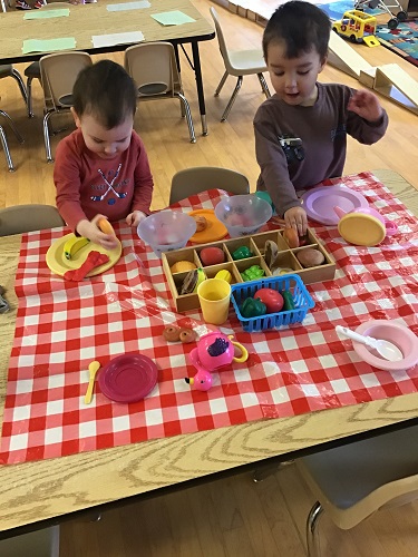 2 toddlers having picnic together