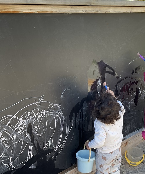 child drawing  with charlk